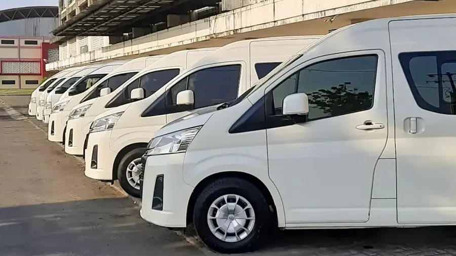 Deretan armada HiAce Nusa Indah Transport di basis Sentolo, Kulon Progo.