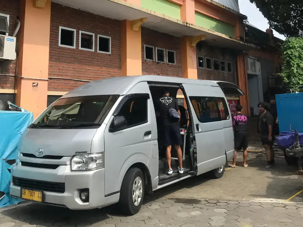 Toyota HiAce Commuter of Nusa Indah Transport in front of a building