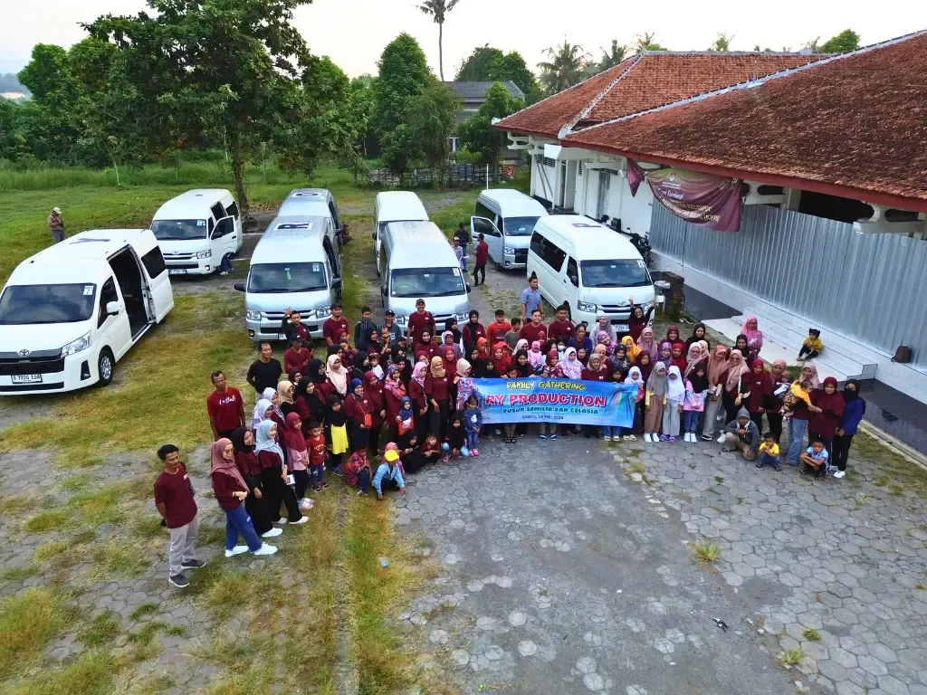 Rombongan peserta dan armada Nusa Indah Transport di halaman